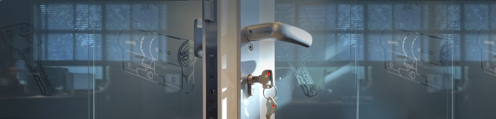 ¿Cómo evito que ocupen mi casa mientras estoy fuera?